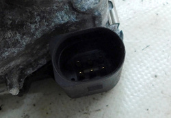 VW PASSAT B5 FL 1.8T PRZEPUSTNICA 06B133062M