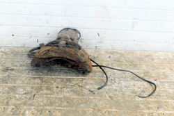 MERCEDES ECONIC 957.661 03r ZACISK HAMULCOWY LEWY PRZÓD 