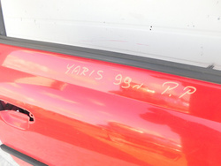 TOYOTA YARIS I 99r 1.0 DRZWI PRAWY PRZÓD CZERWONE 