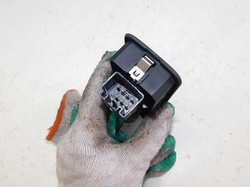 DISCOVERY III L319 04r PRZEŁĄCZNIK SZYBY TYŁ LEWY