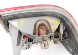 MERCEDES W210 LIFT SEDAN 2.2 CDI 01r LAMPA LEWY TYŁ SEDAN A2108203364