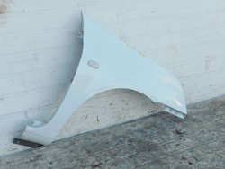 RENAULT CLIO II 1.2 04r BŁOTNIK PRAWY PRZÓD BIAŁY 