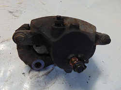 NISSAN PRIMERA P12 1.6 03r ZACISK LEWY PRZÓD