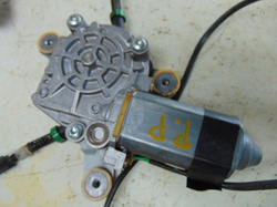 AUDI A6 C4 2.0 95r PODNOŚNIK PRAWY PRZÓD