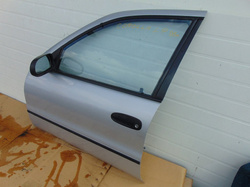 TOYOTA COROLLA E10 DRZWI LEWY PRZÓD ELE LIFTBACK