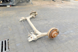 AUDI 80 B4 2.0 93r SEDAN BELKA ZAWIESZENIA TYŁ KOMPLETNA 